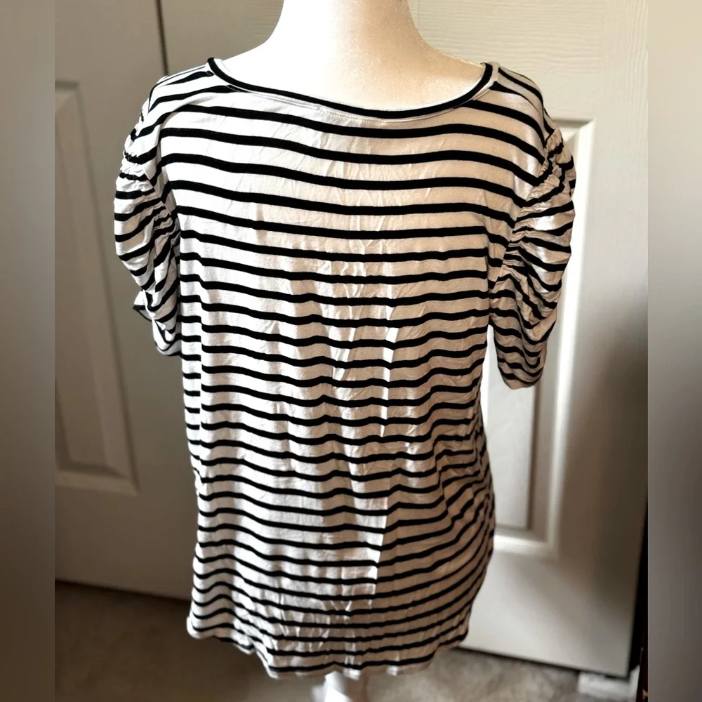 Green Envelope Black and White Striped V-Neck Top - Picture 2 of 3